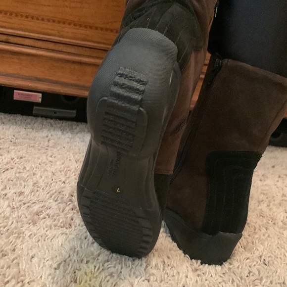 Aquatalia Brand new , never worn lined suede boots . Warm and super stylish - Picture 4 of 10